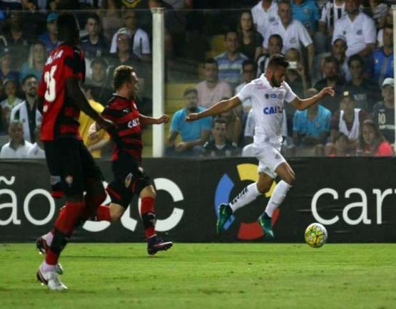 Santos vence o Vitória e segue na cola do líder Palmeiras