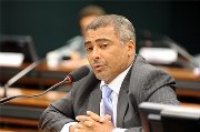 Romário rasga o verbo na Câmara e chama presidentes de CBF e Fifa de ladrões