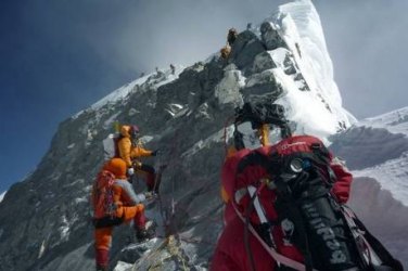 Nepal abandona buscas por desaparecidos em avalanche no Everest