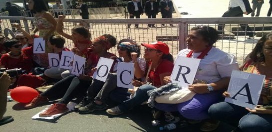 Mulheres se acorrentam às grades do Planalto contra saída de Dilma