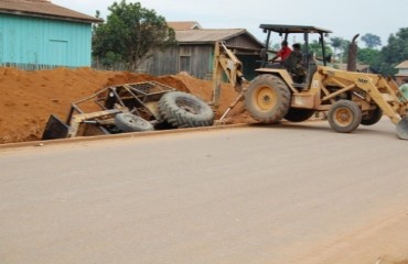 CUJUBIM - Trator cai em buraco de obra inacabada e preocupa moradores - Fotos