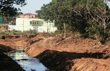 MEIO AMBIENTE – Prefeitura derruba árvores de canal de igarapé e moradores reclamam – FOTOS