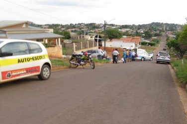 Carro de autoescola atropela homem que caminhava