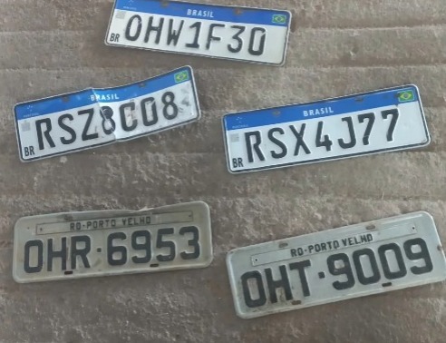 UTILIDADE PÚBLICA: Placas de carros são encontradas no residencial Orgulho do Madeira