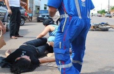 Acidente entre moto e camionete acaba levando mulher ao pronto socorro do João Paulo II - Confira fotos