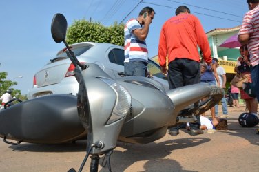 Carro invade preferencial e bate moto
