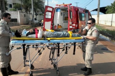 CAOS NO TRÂNSITO - Motociclista com suspeita de fratura após acidente na zona Sul - FOTOS