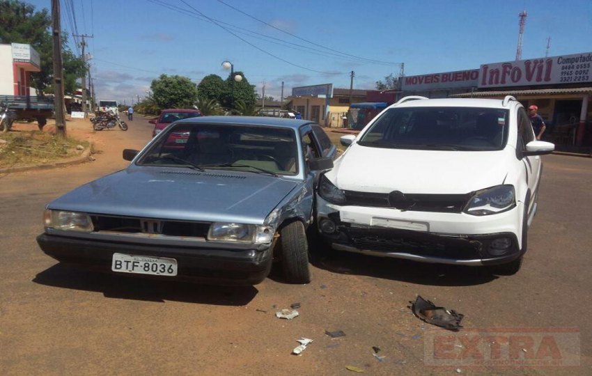 Carros colidem em cruzamento