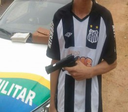 Suspeito de roubo escapa da morte ao apontar arma similar para PM