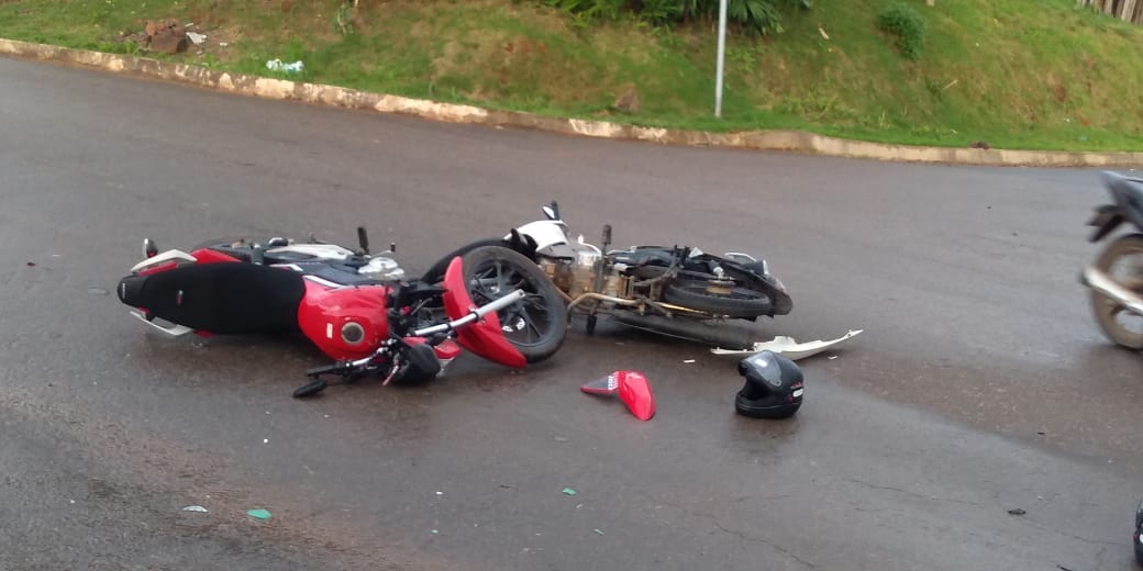 INABILITADA: Condutora invade preferencial e provoca colisão entre motocicletas