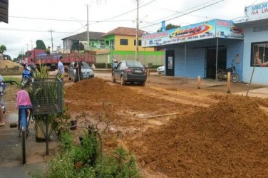 CENA DA CIDADE – Moradores encascalham rua abandonada pela Prefeitura - FOTOS