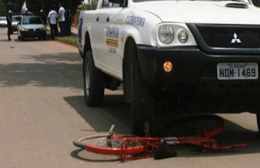 Dois jovens são atropelados por uma caminhonete na avenida Guaporé 