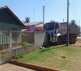 Falta de atenção causa acidente com caminhão coletor de lixo 