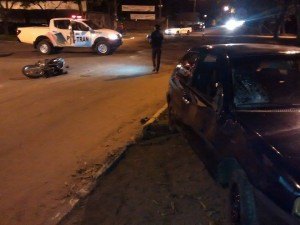 Mulher “voa” em acidente envolvendo carro e moto