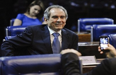 Falar que impeachment é golpe só funciona para petistas, diz senador