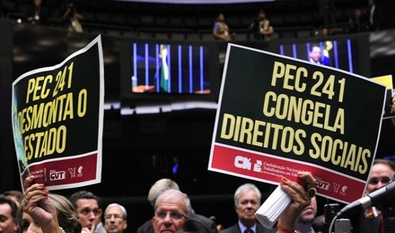 Deputados aprovam PEC dos gastos com 366 votos