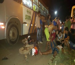 FRONTAL - Colisão entre ônibus e moto deixa mulher com fratura exposta