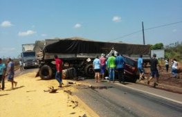 Colisão entre duas carretas e um pálio deixa uma pessoa gravemente ferida