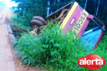 Ônibus escolar carregado de alunos cai de ponte 