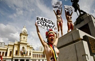 Manifestantes do Grupo Femen tiram a roupa e exibem seios durante protesto - FOTO