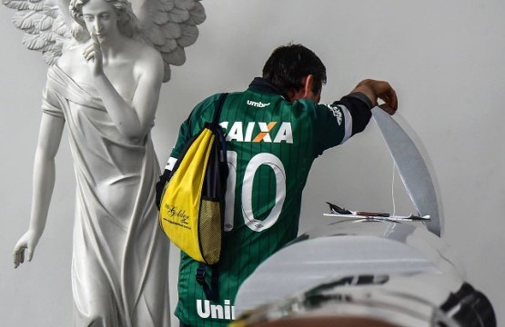 Familiares das vítimas de tragédia com a Chapecoense ajudam na remoção dos caixões