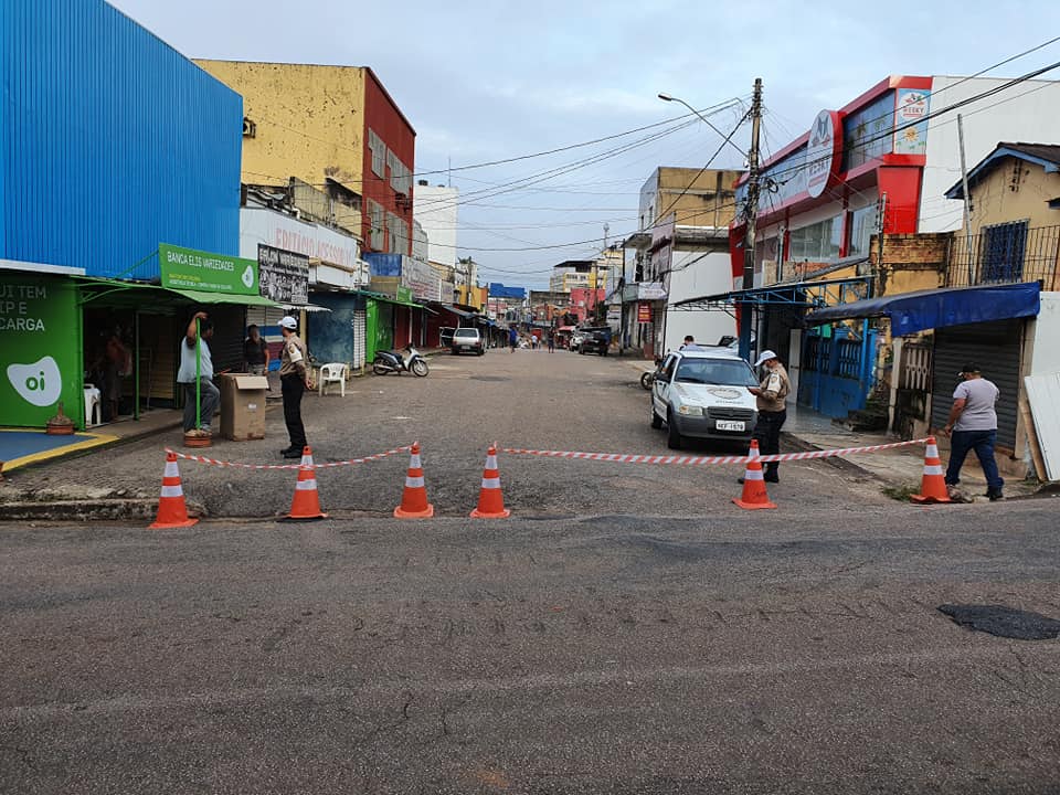 DESALOJADOS: Informais são retirados da calçada da rua Barão do Rio Branco