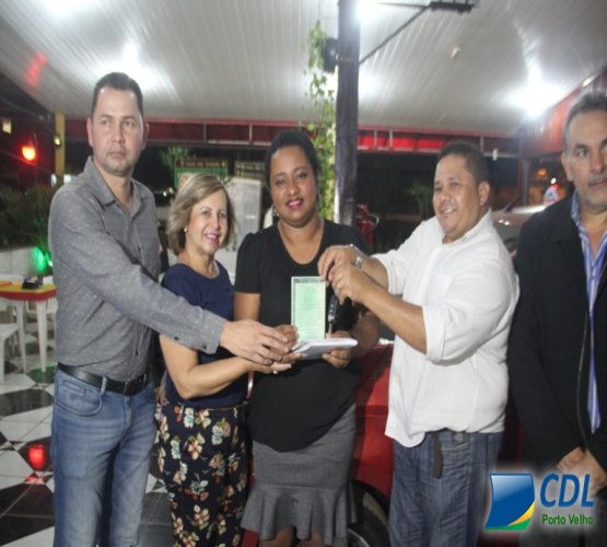 CDL e Point Burgs entregam carro a Cliente Premiado