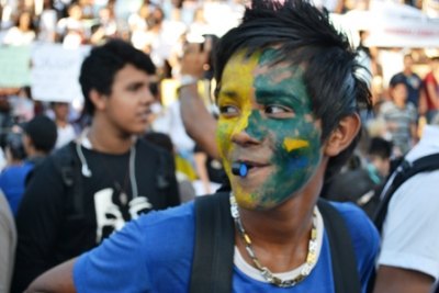 VEM PRA RUA – Faixas, cartazes e rostos pintados ilustram protesto na capital – Vídeo