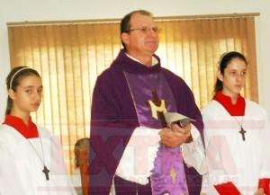 Padre despede-se em reinauguração da igreja Santo Antônio