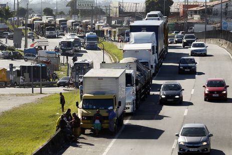 AGRADO: Bolsonaro diz que Governo Federal vai criar cartão-caminhoneiro