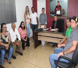 Deputado Edson Martins firma compromisso com moradores de Extrema