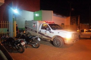 CIÚME - Homem é morto a tiros e coronhadas na frente do filho
