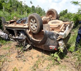 GRAVE: Colisão entre caminhonete e carreta na BR-364 deixa duas vítimas