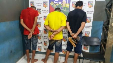 Trio é preso com arma, droga e moto roubada em invasão