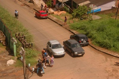 Moradores do bairro Santa Bárbara estão revoltados com falta de sinalização e imprudência 