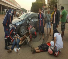 AVANÇOU: Motorista causa acidente e deixa casal em moto lesionado