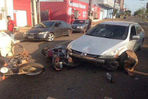 Motorista provoca acidente com cinco veiculos em avenida na capital