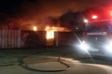 Incêndio misterioso destrói casa e mobiliza bombeiros