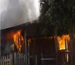 INCÊNDIO - Casa de madeira é destruída por fogo 