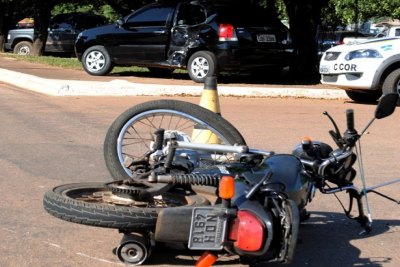 DESATENÇÃO - Motorista avança cruzamento, colide em moto e prejudica trânsito na BR 319