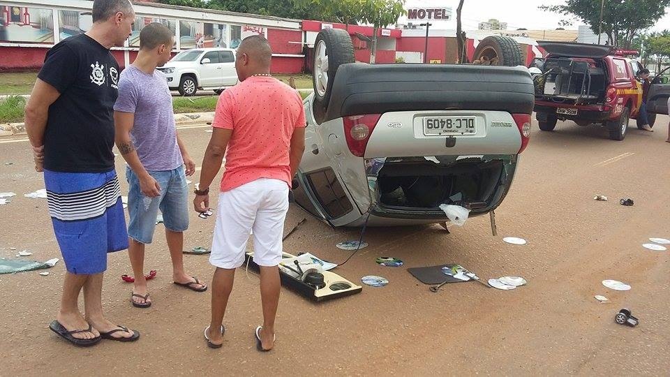 Motorista avança cruzamento e provoca acidente com capotamento