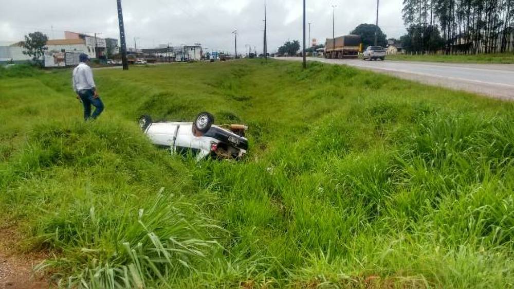 BR-364: Motorista capota carro, abandona veículo e vai embora com garrafa de pinga