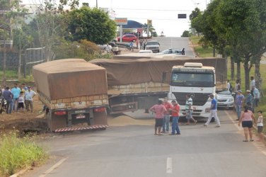 COLORADO - Motorista perde controle de carreta e provoca acidente 