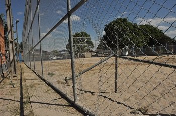 Vândalos danificam obras da quadra de esporte no Val Paraíso