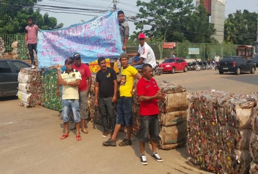 Catadores fecham avenida em frente ao CPA e cobram redução de taxas