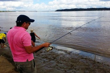 PÓS CHEIA - População curte 'praia' no rio Madeira