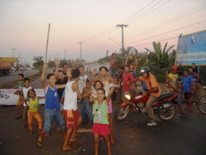 Moradores bloqueiam rotatória da avenida Lauro Sodré