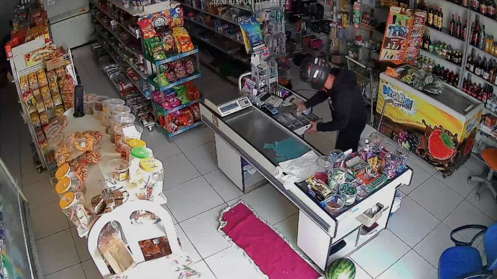 ASSISTA AO VÍDEO: Mercado é furtado em RO e suspeito se passa por cliente depois do crime: vídeo