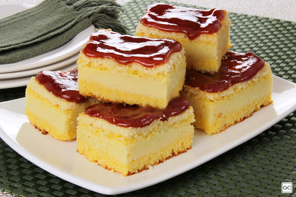 CREMOSO: Bolo de fubá com goiabada para acompanhar o cafezinho da tarde