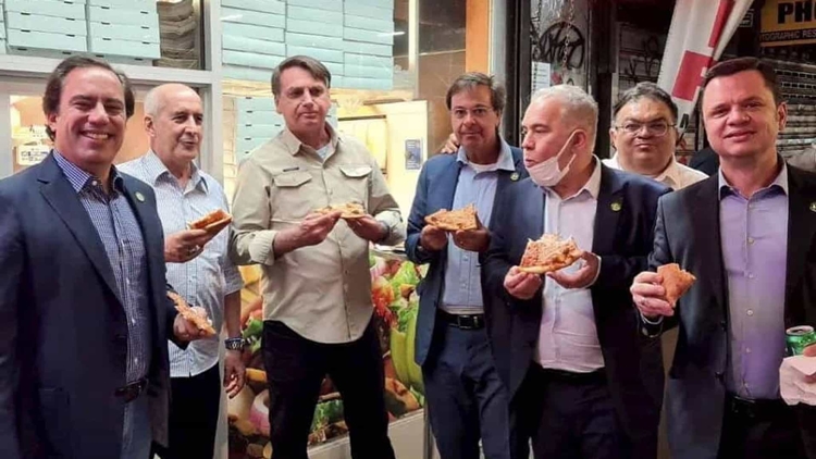 ISOLADO: Bolsonaro come pizza em calçada de Nova York por não estar vacinado